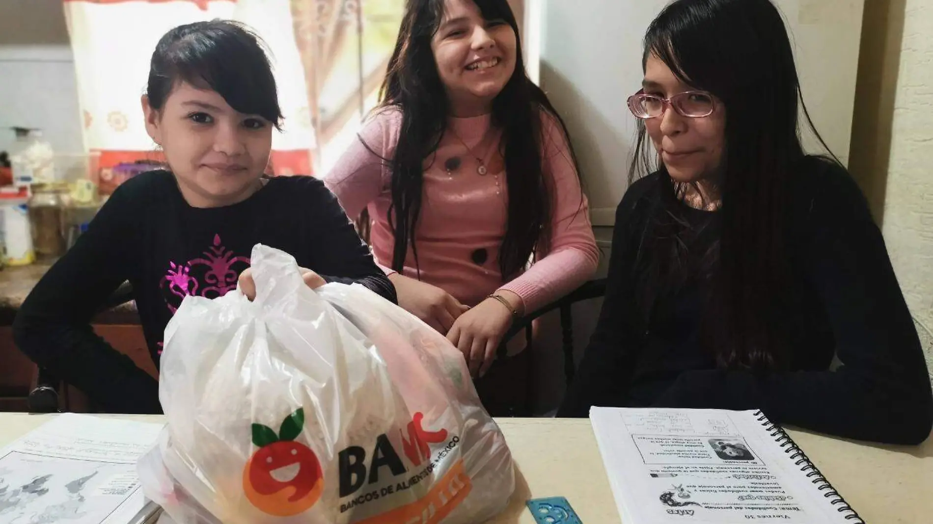 niñas-con-comida-del-banco-de-alimentos